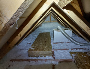 Zateplení stropu zděného rodinného domu pomocí foukané izolace